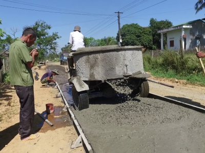 Đổ đường bằng bê tông tươi